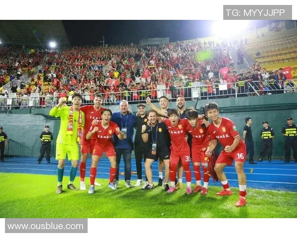 广州足球队整体压制战术解析与实战应用探讨 广州足球队整体压制战术解析与实战应用探讨